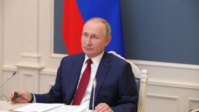 Кремль объяснил отказ Путина делать прививку от COVID-19 публично