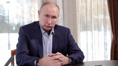Дмитрий Песков рассказал, что Путину не нравится вакцинация "под камерами"