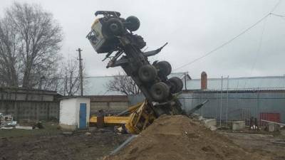 Вставший на дыбы автокран задавил водителя на Кубани - vesti.ru - Краснодарский край - район Каневский