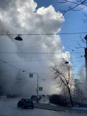 В Петербурге забил гигантский гейзер: в домах нет воды, движение трамваев остановлено