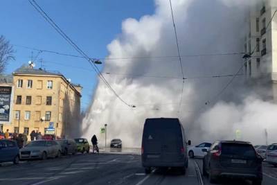 Огромный фонтан с кипятком в Санкт-Петербурге: видео со струей высотой с дом