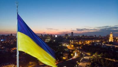 В Киеве снова приспустили главный флаг Украины