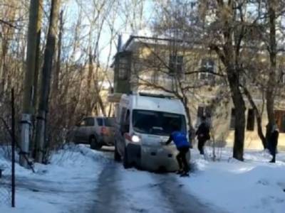 На Южном Урале скорая не смогла подъехать к дому пациентки из-за снега