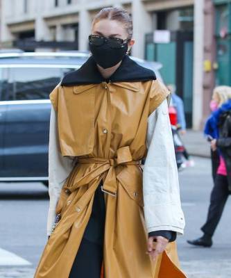 Кожаный, без рукавов и с накладным воротником — Джиджи Хадид показывает, как выглядит самый модный тренч этой весны