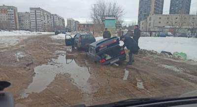 "Сами виноваты": в Ярославле десятки авто тонут в гигантских лужах