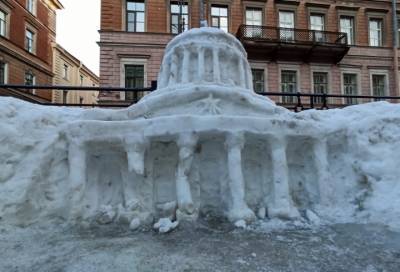 Миниатюрный Казанский собор из снега появился в Петербурге