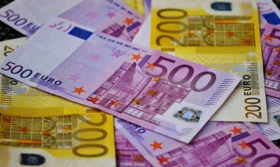 Курс евро на торгах превысил отметку в 90 рублей