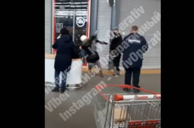 В Киеве охранник супермаркета ударил женщину, но сразу же об этом пожалел. ВИДЕО