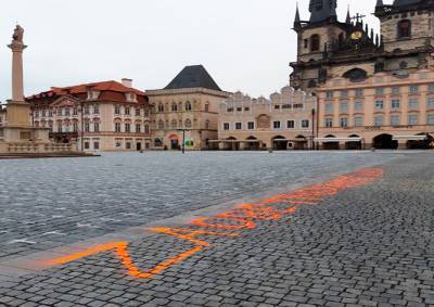 Неизвестные оставили нелегальную надпись на Староместской площади Праги