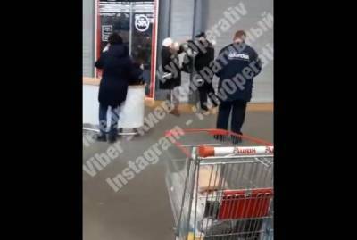 В Киеве уволили охранника супермаркета, который ударил в лицо женщину