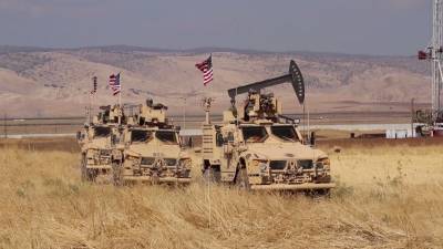СМИ: американские военные продолжают вывозить нефть из Сирии в Ирак