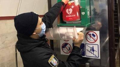 Благодаря дефибриллятору: в Киевском метро полицейский спас жизнь пассажиру