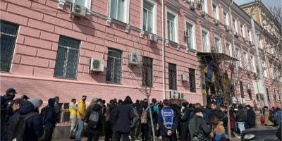 Под Печерским судом проходит митинг в поддержу задержанного Влада Сорда