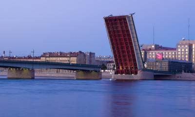 Пассажиры поезда «Москва-Петрозаводск» смогут увидеть разводку моста в Питере