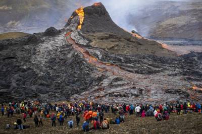 Сосиски-гриль над лавой: вулкан в Исландии привлёк туристов