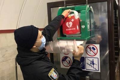 В метро Киева полицейский вернул с того света мужчину, у которого остановилось сердце