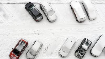 Аналитики назвали регионы-лидеры по числу жалоб на падение льда на авто