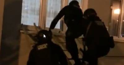 Пробрались через лоджию: видео штурма квартиры наркоторговцев в Калининграде