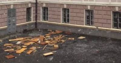 В Черновцах из окна здания ОГА выбрасывают мебель: что происходит (видео)
