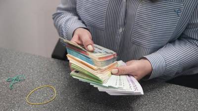 Экономист дал совет россиянам в связи с дорожающей валютой