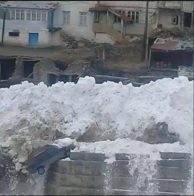 В Дагестане сняли на видео, как лавина снесла автомобиль