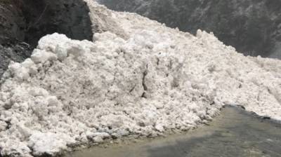 Снежная лавина сошла на автодорогу в Дагестане