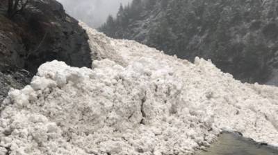 Снежная лавина заблокировала дорогу в Цунтинском районе Дагестана