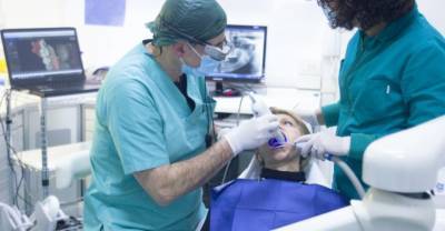 В Киеве поймали стоматолога-маньяка, который пытался убить одну из своих пациенток током
