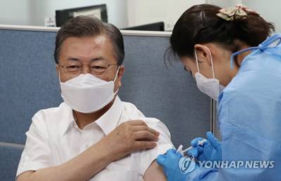 Президент Южной Кореи привился вакциной AstraZeneca, чтобы участвовать в саммите G-7