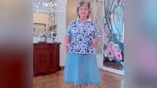 75-летняя Рубальская покоряет TikTok зажигательным танцем с переодеваниями — видео