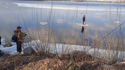 Рыбаки спасли мальчика на льдине с помощью спиннинга.