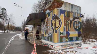 В Ровно мужчине упал на голову кусок бетона с автобусной остановки: фото