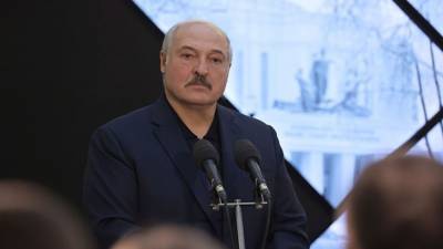 Лукашенко подколол Байдена после инцидента с падением на трапе самолета