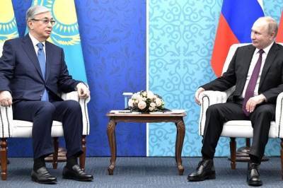 Путин и Токаев обсудили поставки «Спутник V»