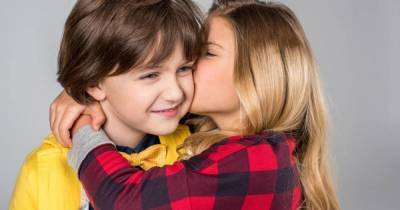 Как родителям реагировать на первую любовь детей: мы поговорили с психологом