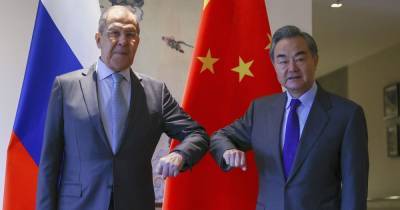 Россия и Китай осудили западные санкции и призвали "не вмешиваться во внутренние дела" государств