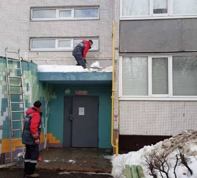 Крыши многоквартирных домов Ульяновска очищают от снега и наледи