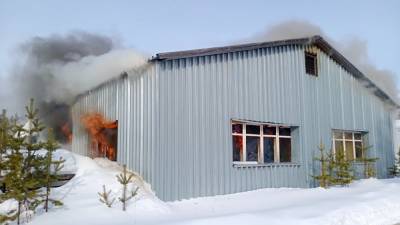 В Ноябрьске сгорело здание логистической компании