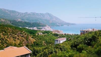 Власти Черногории упростили правила въезда для иностранных туристов