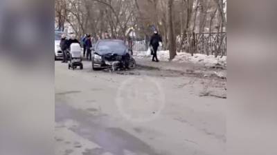Автомобиль сбил двух пешеходов после столкновения с другой машиной на севере Москвы