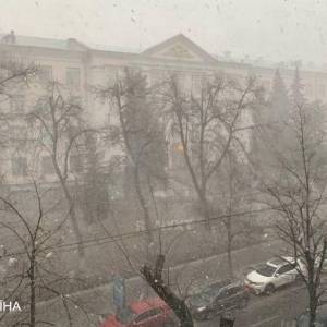 В Киеве метель: на столичных дорогах образовались пробки