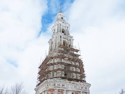 На колокольне в Калязине Тверской области перед реставрацией монтируют 54-метровые леса