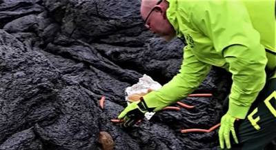 После извержения: мужчина приготовил сосиски для хот-догов на лаве вулкана в Исландии – видео
