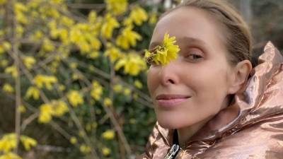 Катя Осадчая распространила селфи из грузинского леса: весенний кадр