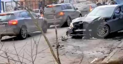 В Москве водитель Mercedes сбил двух женщин, бросил машину и скрылся