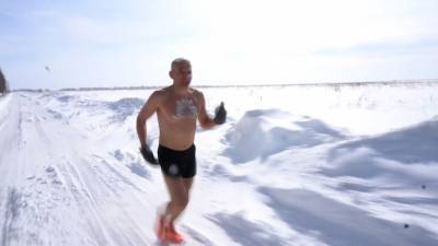 Морж из Башкирии ежедневно пробегает до 20 км на морозе в шортах.