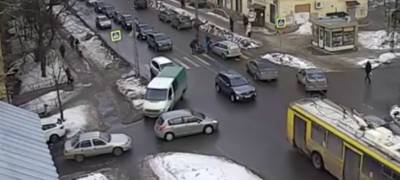 Автомобиль сбил пешехода на "зебре" в Петрозаводске (ВИДЕО)