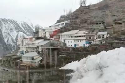 Лавина заблокировала дорогу к девяти селам и двум пограничным заставам в Дагестане