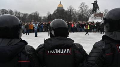Песков: МВД выполнило процедуры по инциденту с ударившим женщину полицейским