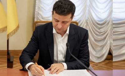 Иностранцы должны сдавать отпечатки пальцев для украинской визы: Зеленский подписал закон